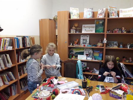 1 августа в Ильинско-Усовской сельской библиотеке прошло мероприятие "Летняя мозаика". Ребята играли, рисовали, мастерили поделки из фетра и шерстяных ниток, смотрели мультфильмы, обсуждали прочитанные книги.