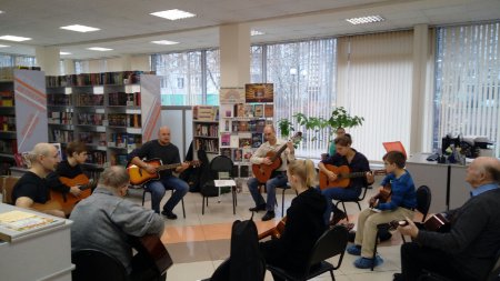 В центральной библиотеке прошел очередной урок кружка любителей гитары "Учимся. Играем. Выступаем". Педагог Спирин С.А.