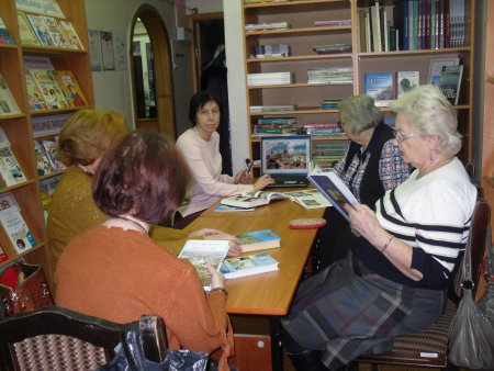 28 ноября сотрудники Городской библиотеки №6 провели в читальном зале презентацию "Усадьбы Подмосковья" в рамках празднования 90-летия Московской области.