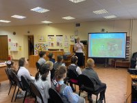 2 ноября в Путилковской библиотеке ребята из Ульяновской СОШ встретились с эко-волонтером Михеевой Марией.