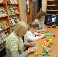 В ГОРОДСКОЙ БИБЛИОТЕКЕ № 6 прошел мастер-класс в технике оригами в рамках творческой мастерской «Акварель».