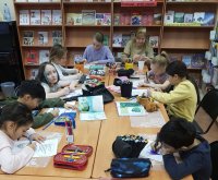 28 января в Путилковской сельской библиотеке ребята  разбирались в тонкостях ювелирной работы.