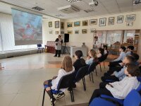 1 апреля для учащихся 4 класса МБОУ Гимназия № 6 провели краеведческий час "Родное Красногорье".  Детям рассказали о самых значительных архитектурных, исторических и производственных объектах города.