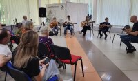 24 мая в Центральной библиотеке прошел отчетный концерт кружка любителей гитары «Учимся. Играем. Выступаем» (руководитель Сергей Спирин).
