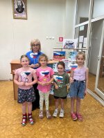 В Нахабинской городской библиотеке состоялся мастер-класс «Сувенир ко Дню России». Под руководством сотрудников библиотеки участники сделали сувенир в виде сердечка. Сердечко оформили в определенной цветовой гамме флага и украсили ромашками.