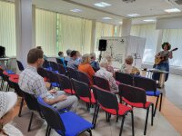 В Центральной библиотеке состоялась музыкальная гостиная "Летнее настроение". Для гостей вечера выступала Олеся Бывшева исполнив известные и всеми любимые песни под гитару.