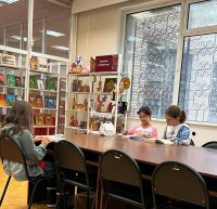 В Нахабинской городской библиотеке продолжается активная работа с юными читателями. Современные авторы становятся всё более популярными среди молодого поколения, и библиотека предоставляет возможность познакомиться с их творчеством.