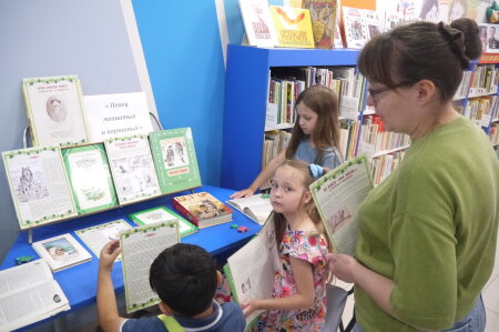 Выставка-беседа "Певец мохнатых и пернатых"