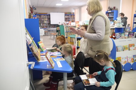 Выставка - беседа "Книга - лучший подарок", посвящённой Международному дню книгодарения.