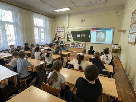 Познавательный час "Он вышел в открытый космос"