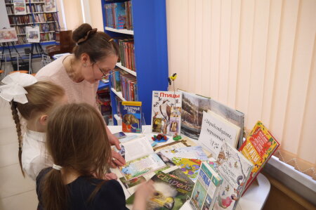 Книжная выставка "Удивительный мир птиц".