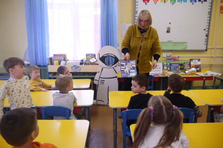 Познавательный час "Человек открывает Вселенную"