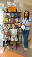 «Все про Дедморозовку» и Алю Кляксич с удовольствием прочли Анна и Виктория вместе с мамой Татьяной.