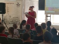 Держались за стулья - так хохотали! Сегодня наших гостей из трех отрядов летних школьных лагерей, которые звонким потоком прибывали в центральную библиотеку Красногорска, так насмешила наша Смешинка, что детям пришлось держаться за стулья!