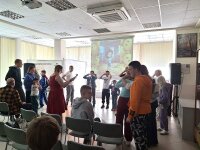 «Улыбнулись Саши, Маши, Коли, Нины и Наташи», когда Смешинка - ведущая занимательного детского мероприятия в красногорской центральной библиотеке увлекла всех веселыми заданиями.