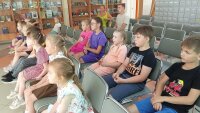 Сегодня в красногорской центральной библиотеке прошло мероприятие, посвящённое творчеству Владимира Сутеева! Начался рассказ о нем с удивительного факта: он умел одновременно одной рукой писать, а другой – рисовать!